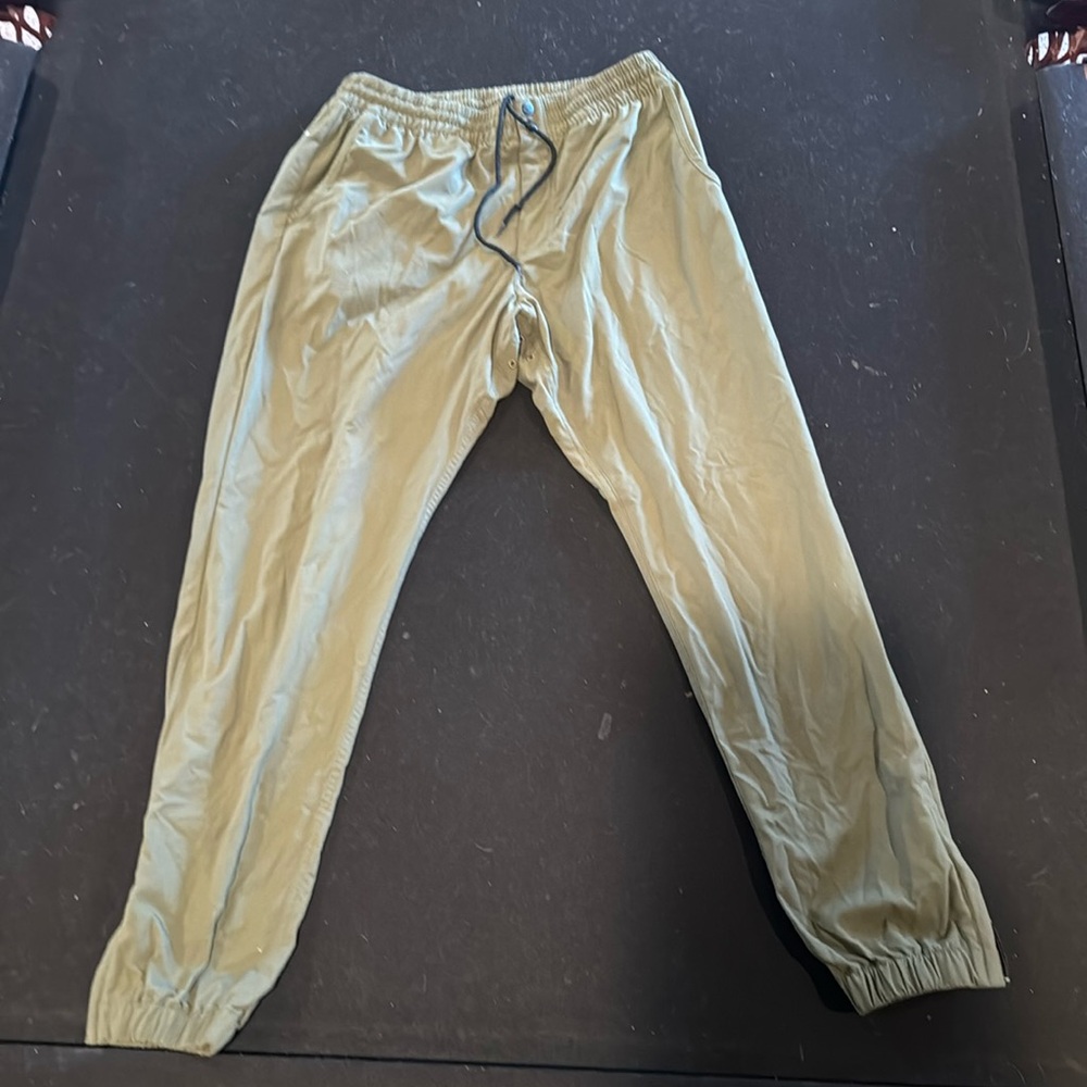 Men’s army green Nike joggers